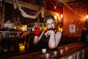 Gravid dame i bar
