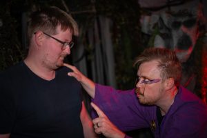 Fortæller advarer